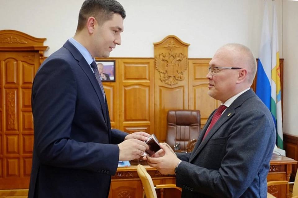 Сергей Сулик получил удостоверение от врио губернатора Александра Соколова. Фото: kirovreg.ru