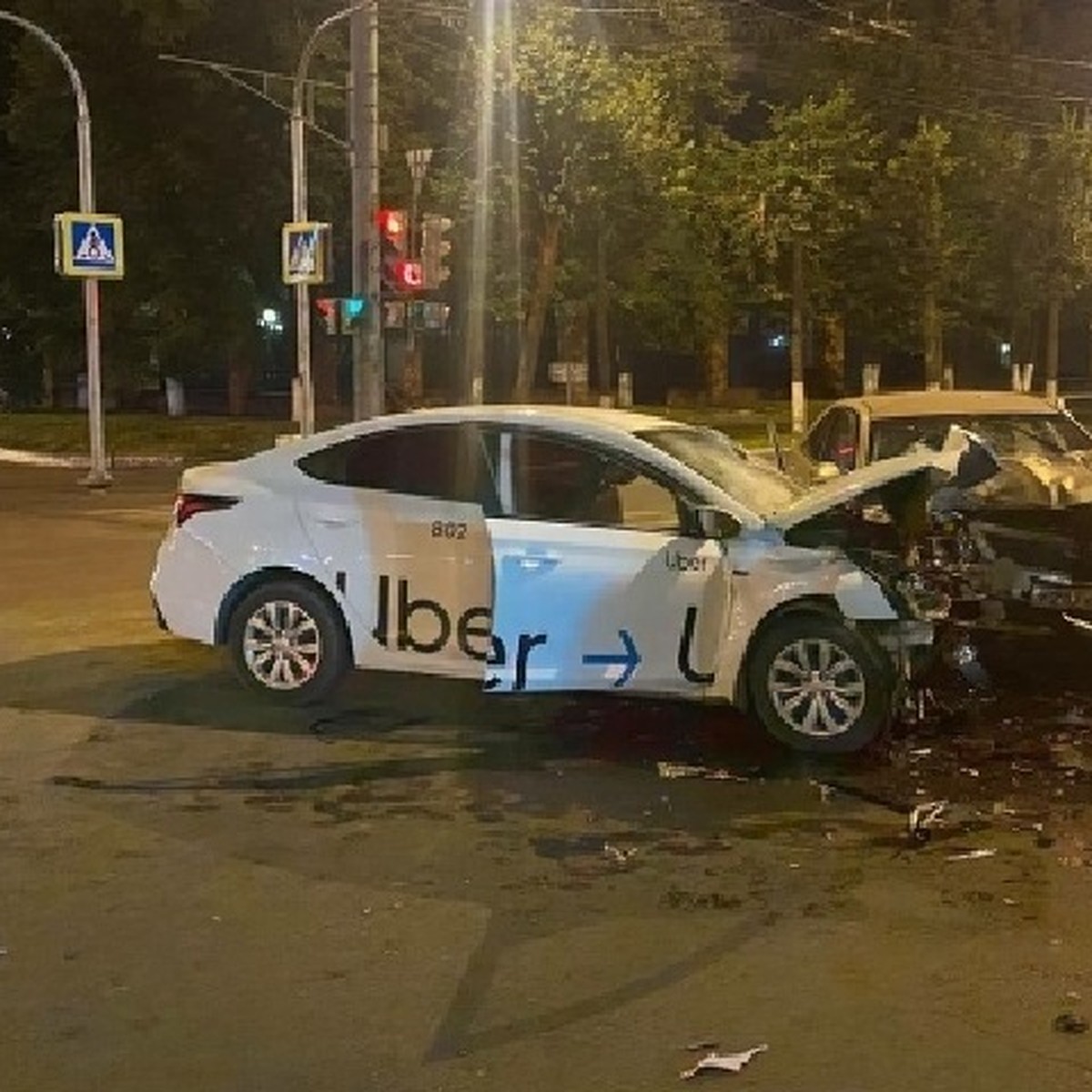 В центре Йошкар-Оле в ночном ДТП с такси пострадали четыре человека - KP.RU