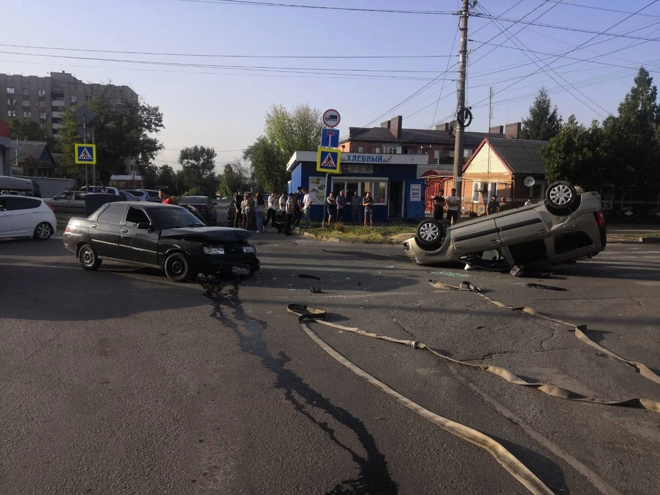 В Азове машина опрокинулась на крышу. Фото: ГИБДД по РО