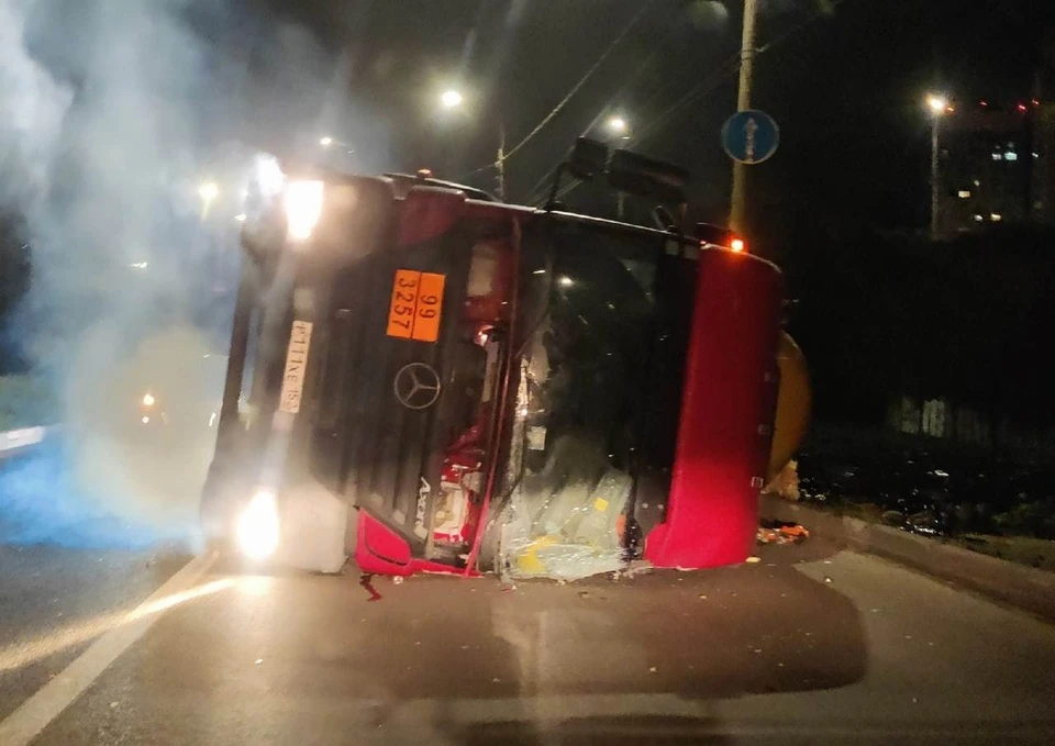 Фура с битумом перевернулась в Нижнем Новгороде 3 сентября. Фото: Andrej Tikhov