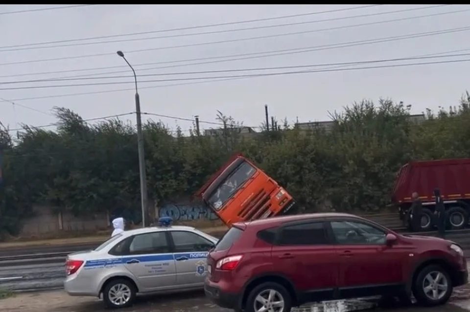 Перевернувшийся КАМАЗ поднимали другим грузовиком. Фото: скрин видео