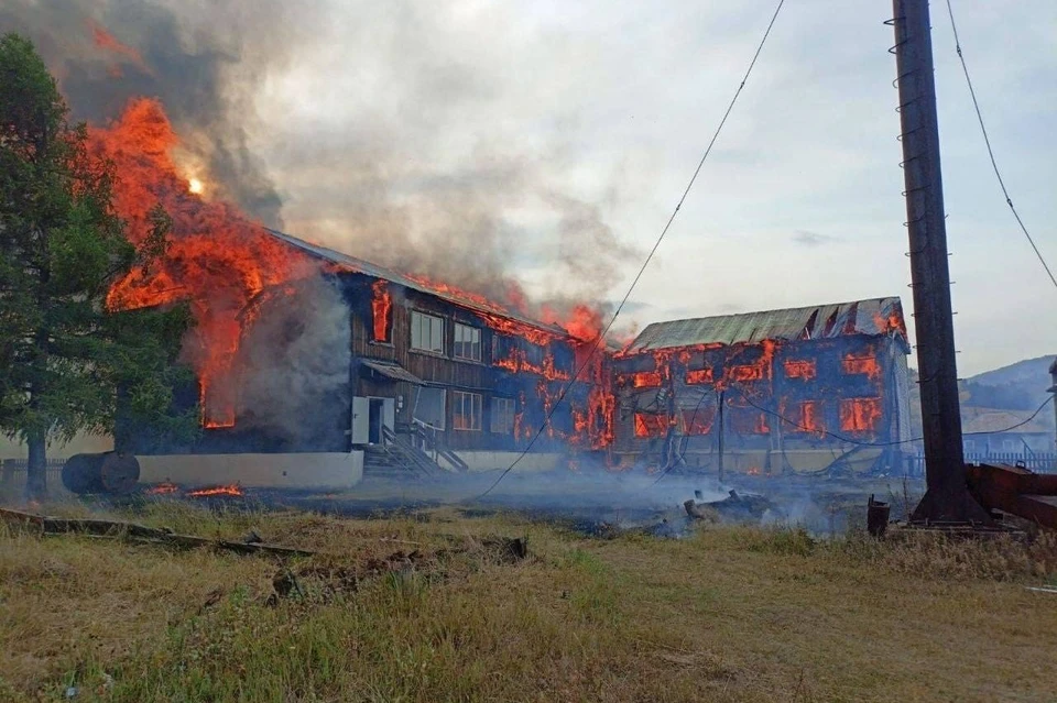 Пожар произошел в деревянном здании школы в выходной день,