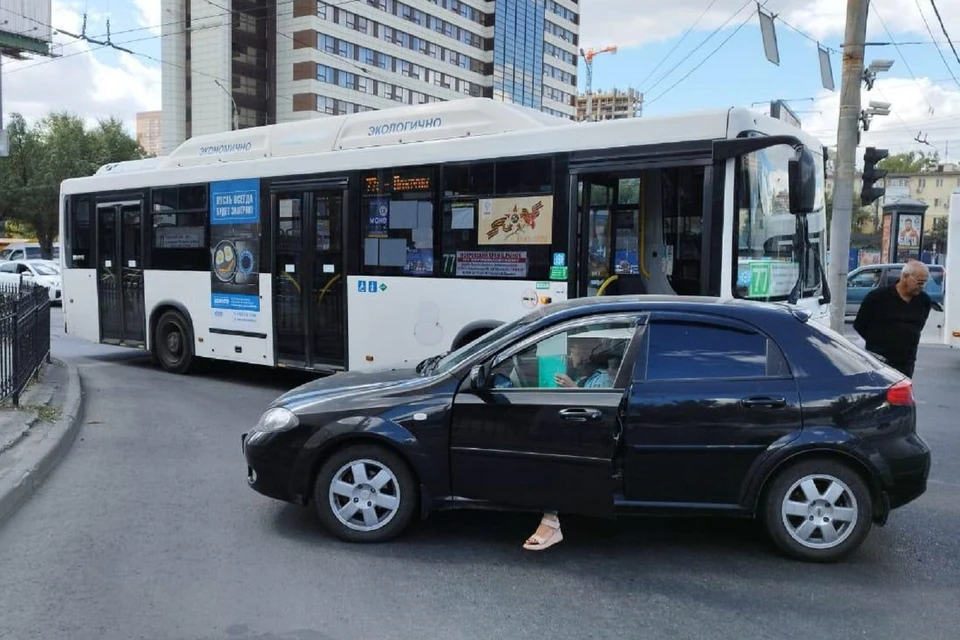 В Ростове иномарка врезалась в автобус, один человек пострадал. Фото: ГИБДД по РО.