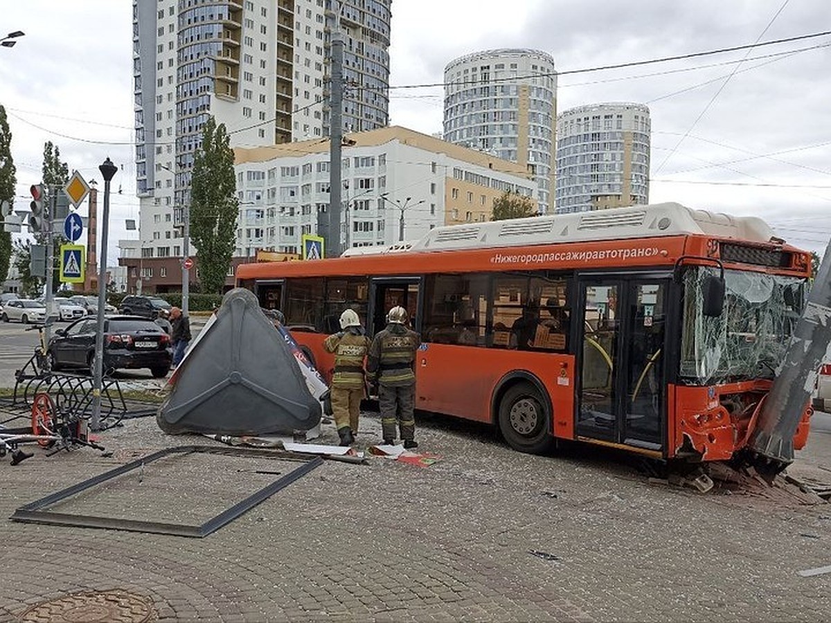 Момент аварии с автобусом, в которой пострадали шесть человек, попал на  видео в Нижнем Новгороде - KP.RU