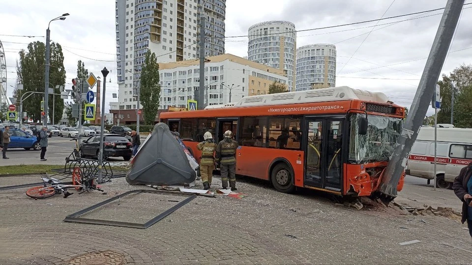 Момент аварии с автобусом, в которой пострадали шесть человек, попал на видео в Нижнем Новгороде. ФОТО: ЦОДД.