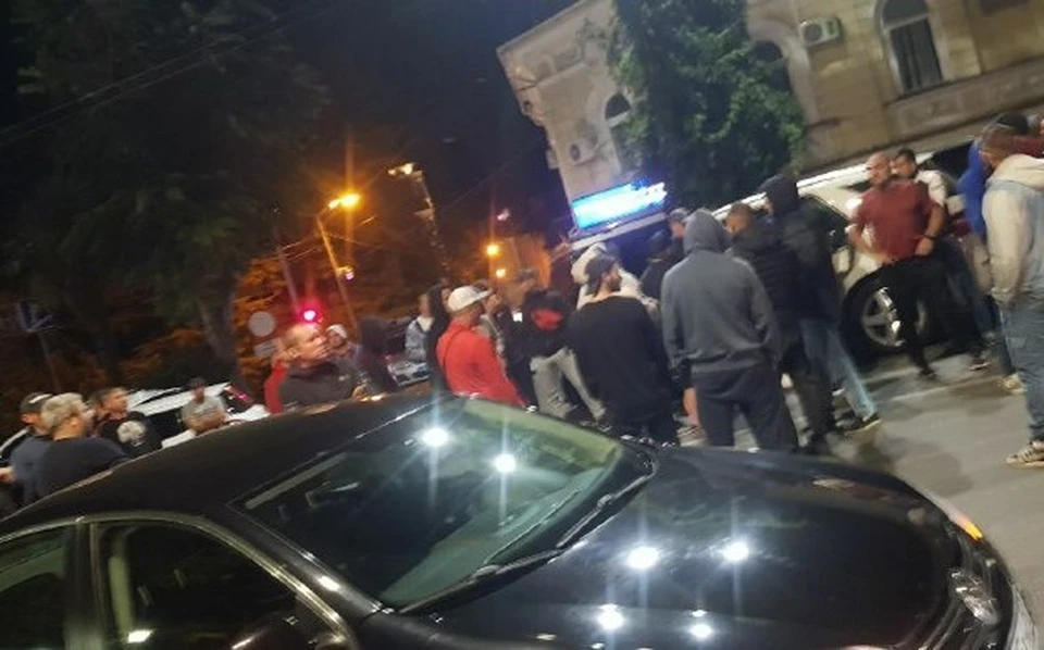 Толпа людей в знак протеста после того, как одного из участников убийства отпустили, собралась у здания МВД в Ялте. Фото: Подслушано Ялта/Telegram
