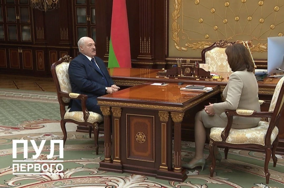 Лукашенко попросил Кочанову рассказать ему, что говорят белорусы. Фото: телеграм-канал "Пул Первого"