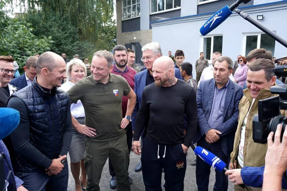 Джефф Монсон (в центре) возьмет на себя руководство спортивной школой в Мариуполе. Фото: er.ru.