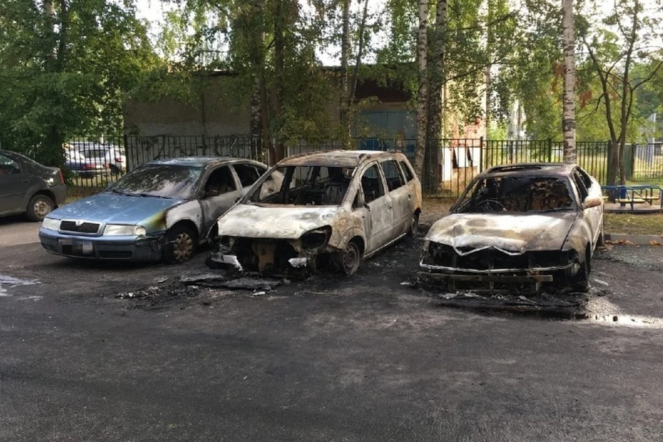 В Ярославле сгорели 7 машин. ФОТО: группа "Жесть Ярославль" ВКонтакте