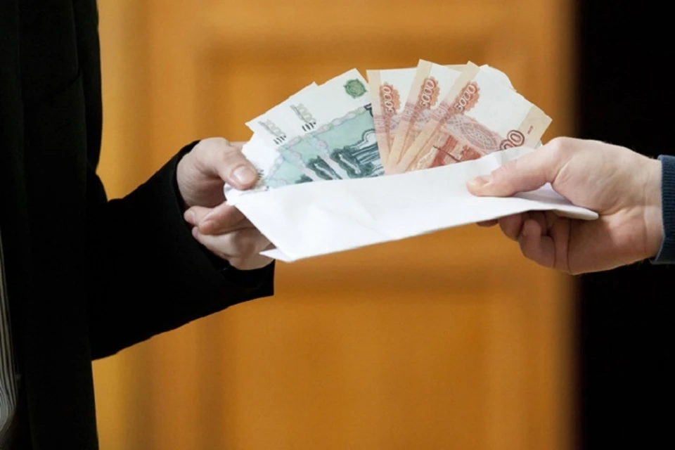 Утверждается, что женщина за деньги организовывала гарантированное зачисление в возглавляемый ею колледж.