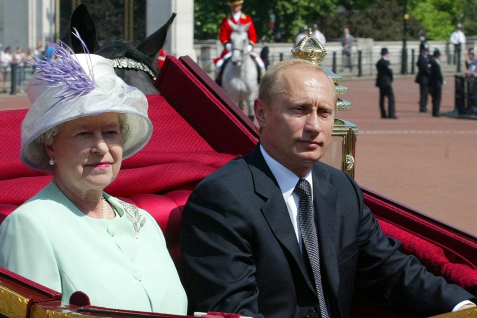 Ее Величество и президент России Владимир Путин в королевской карете. Глава российского государства побывал с официальным визитом в Лондоне в 2003 году.