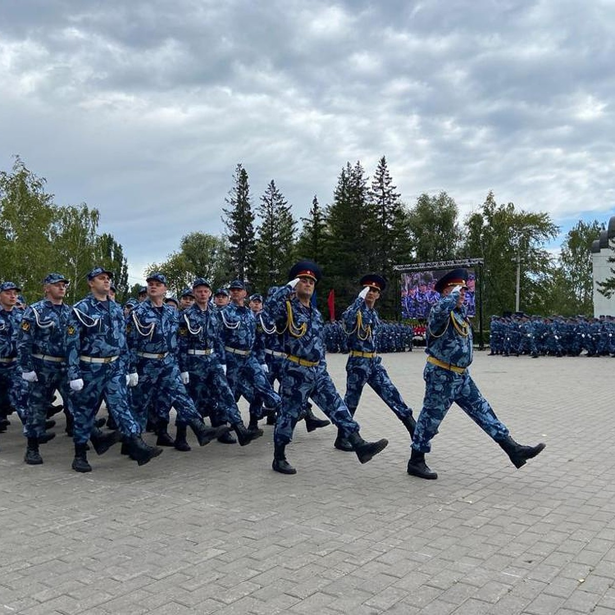 Сотрудники омского УФСИН провели смотр строя и песни - KP.RU