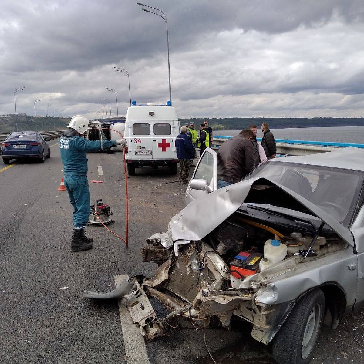 В крупной аварии на Президентском мосту в Ульяновске пострадал 10-летний  ребенок и еще один человек - KP.RU