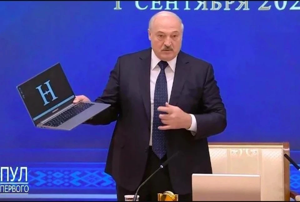 Александр Лукашенко впервые показал дебютный ноутбук белорусов. Фото: кадр видео