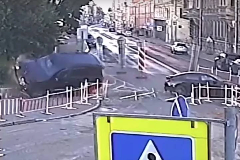 Внедорожник протаранил машину и врезался в забор сквера в центре Петербурга
