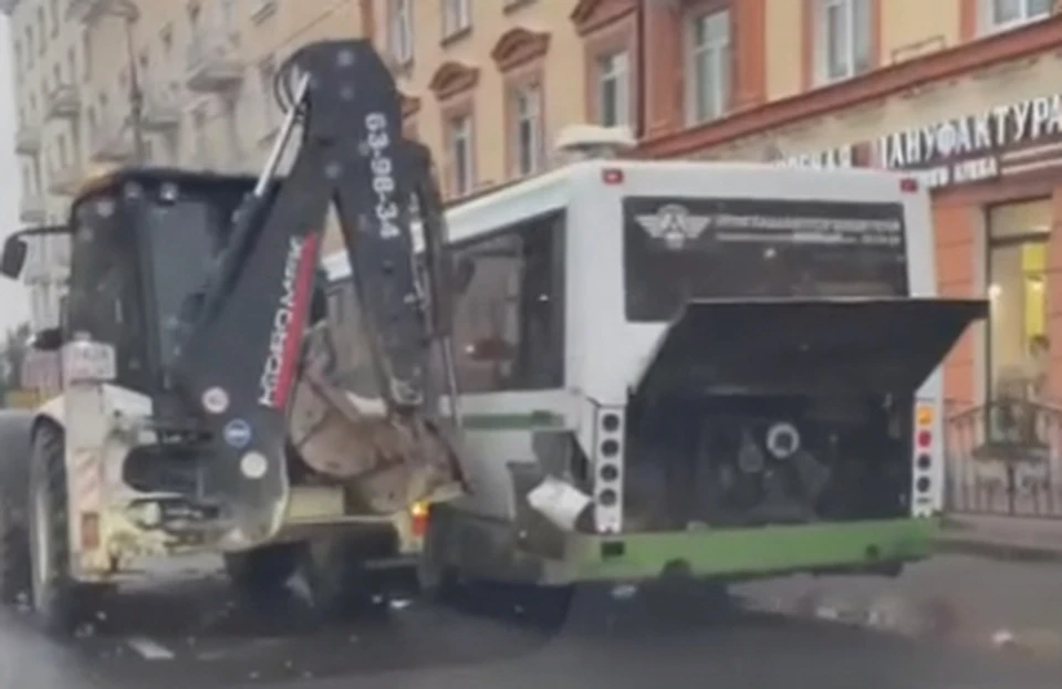 В центре Смоленска автобус столкнулся с экскаватором. Фото: «Подслушано Смоленск» ВКонтакте.