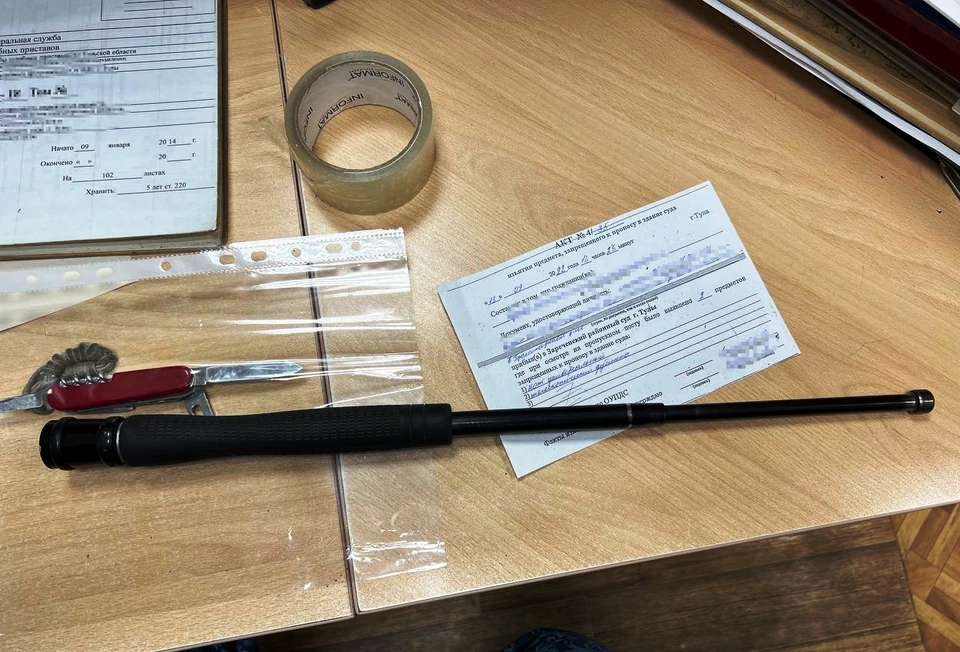 Туляк попытался пронести в суд телескопическую дубинку и нож