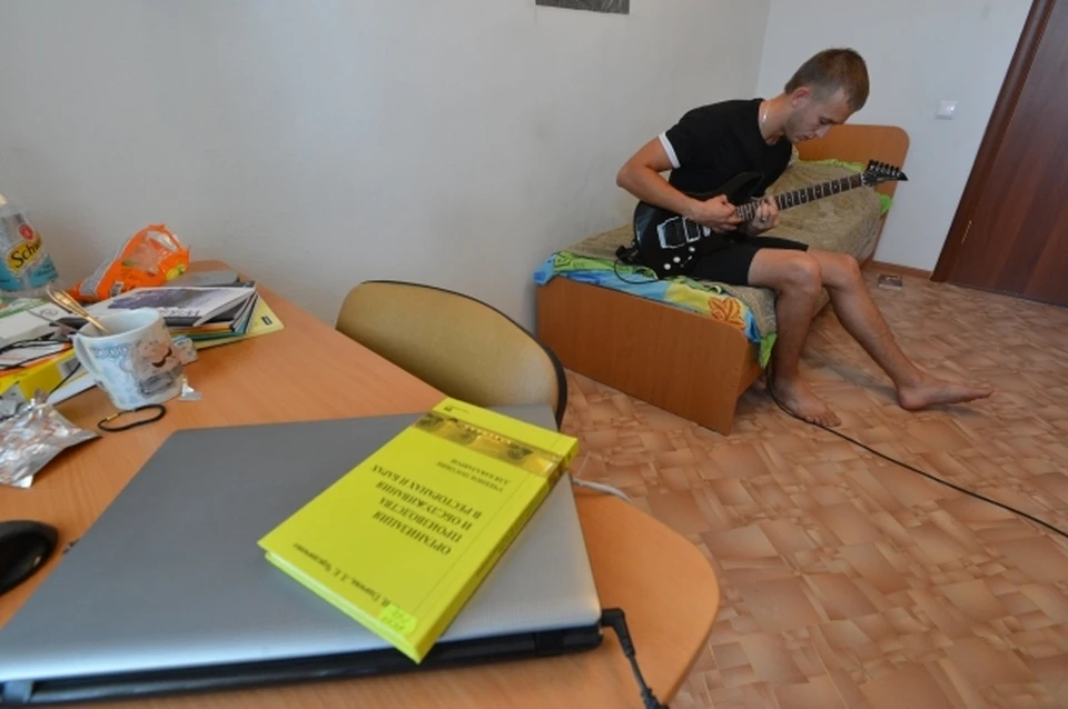 Руководством вуза недовольны не только преподаватели, но и студенты.
