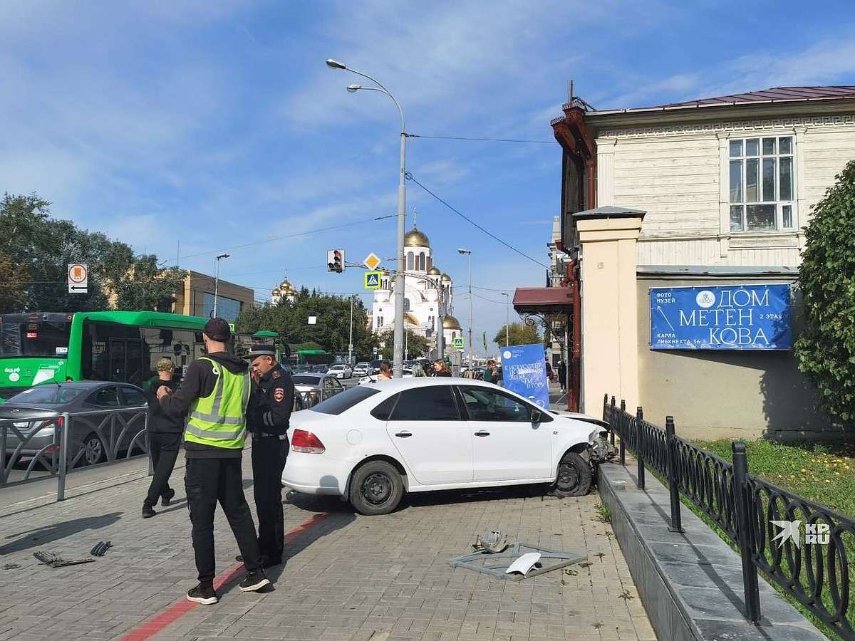 Пассажирке губу рассекло, водитель в отключке»: у Дома Метенкова таксист  пробил ограду и вылетел на тротуар - KP.RU