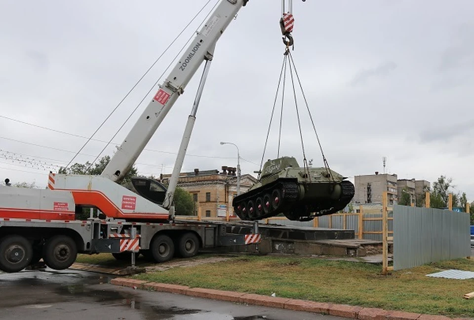 В Волгограде сняли с постамента легендарный танк на площади перед Тракторным заводом