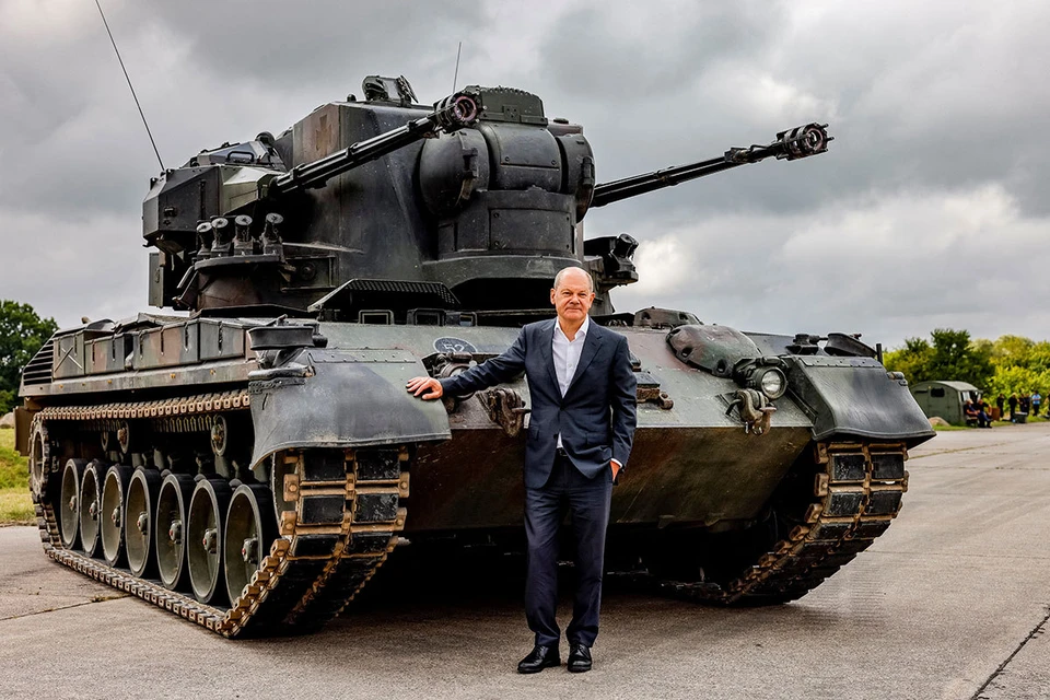 Канцлер Олаф Шольц у новейшего немецкого танка "Гепард". Украина давно просит поставить ей это оружие.