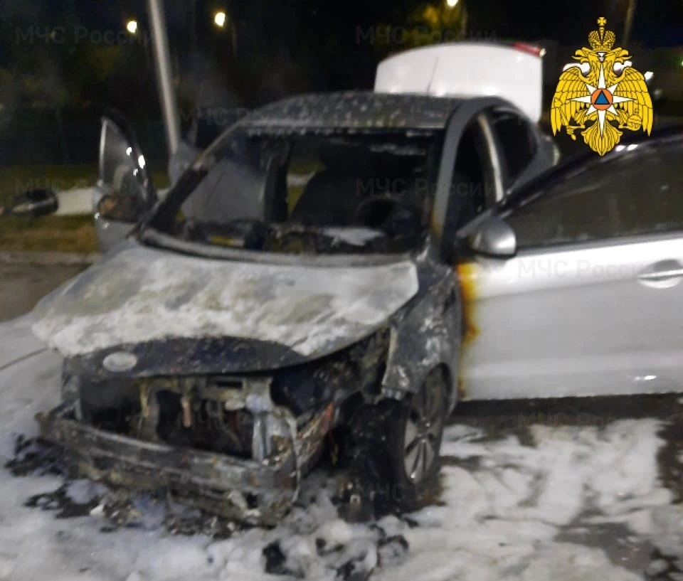 Автомобиль сильно поврежден огнем.