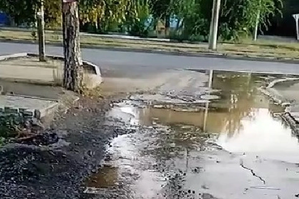 Водой залило проезжую часть. Фото: стоп-кадр с видео.