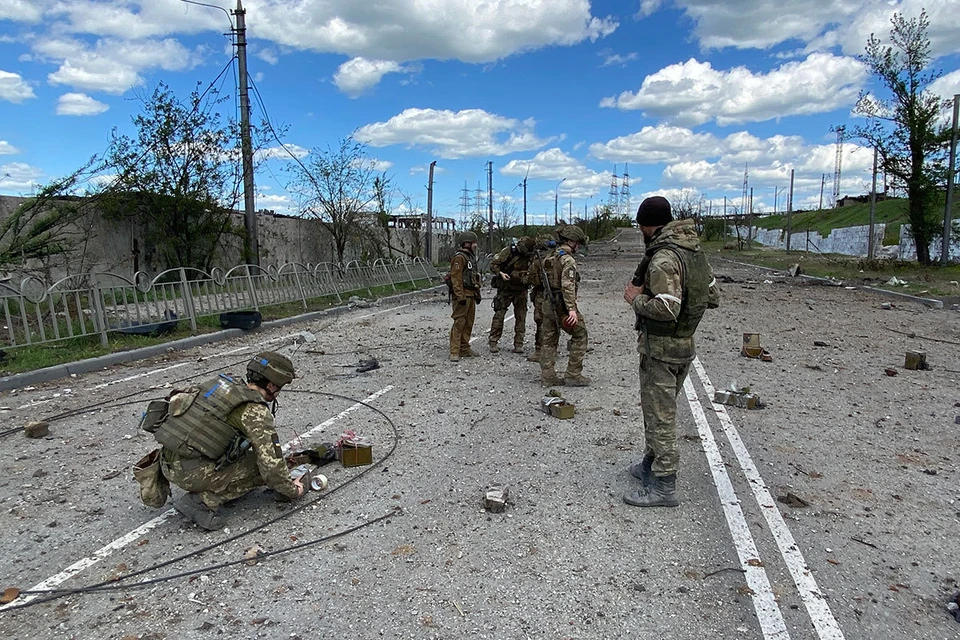 Российские саперы спасают Донбасс от украинских и западных мин.