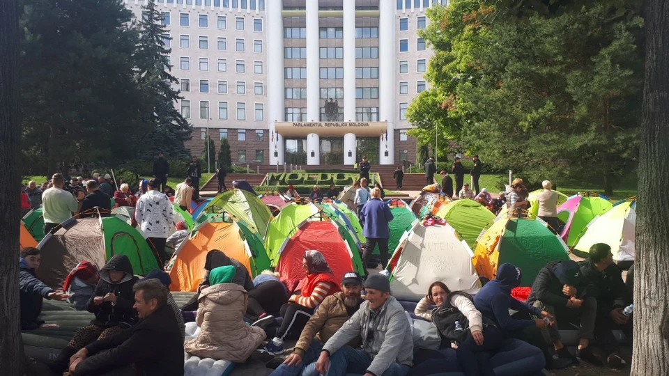 В центре Кишинева расположился целый палаточный лагерь.