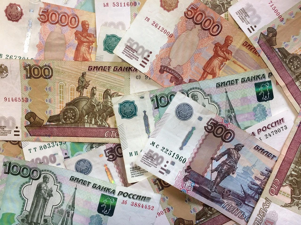Астраханке пришлось выплатить и долг, и исполнительский сбор