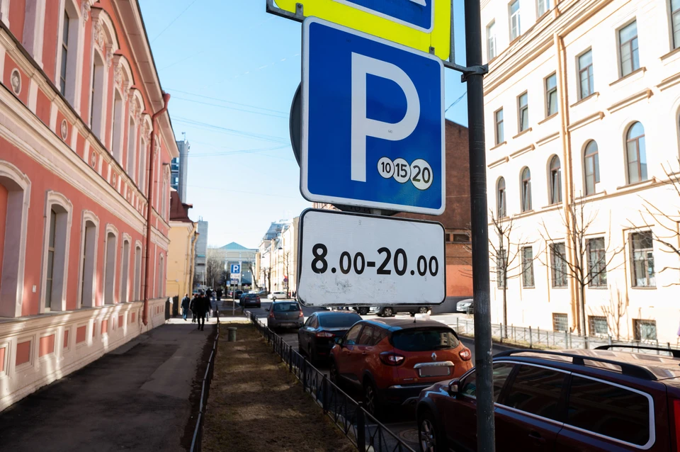 Инвалиды Петербурга не могут получить машино-место во дворе без согласия соседей