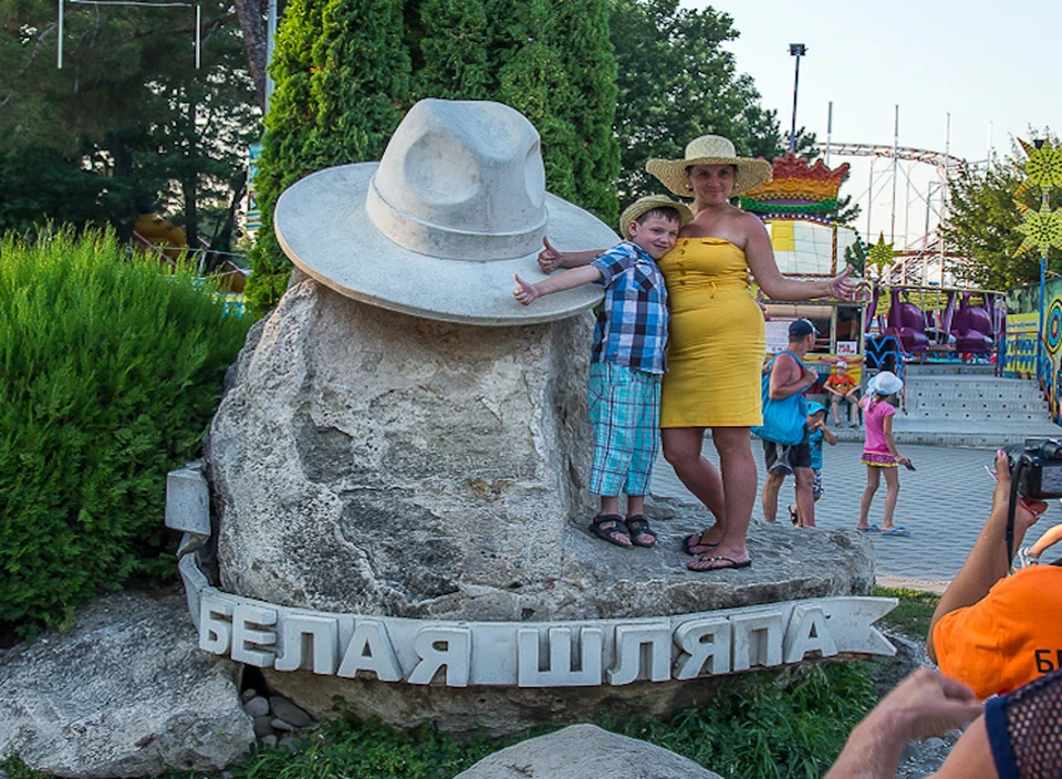 Памятник белой шляпе пользуется любовью туристов. Фото: моя-анапа.ру.