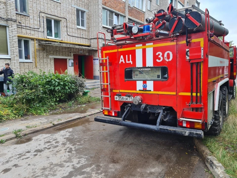 В Узловой Тульской области из горящего дома эвакуировали 13 человек