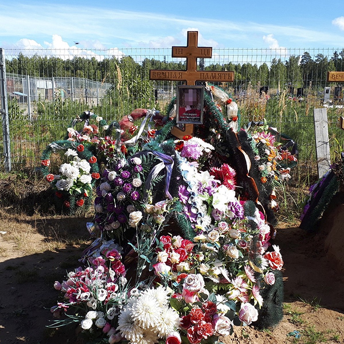 Подсудимому грозит пожизненное, могила утопает в цветах: что изменилось с  момента гибели девушки из Камбарки от рук пермского стрелка - KP.RU