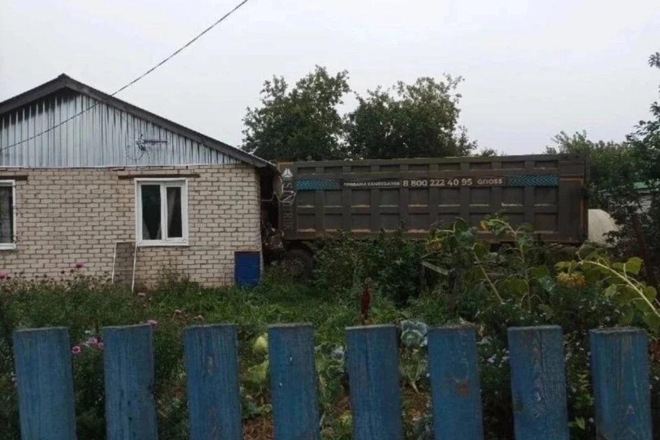 Грузовик врезался в жилой дом 6 сентября.