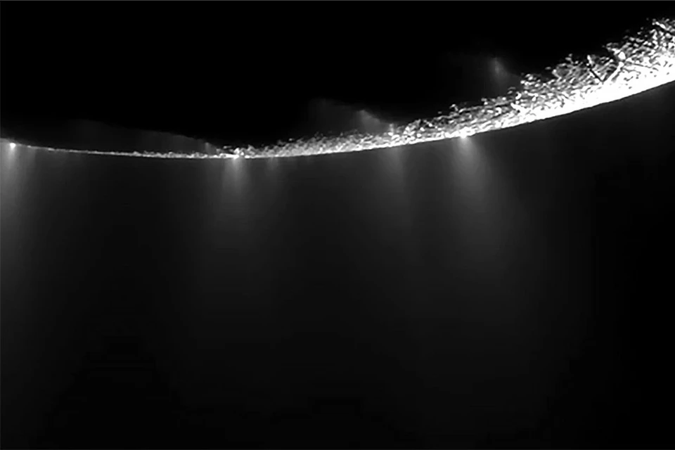 Струи, которые бьют из подледного океана Энцелада. Фото: NASA