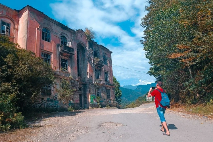 Российские туристы распробовали города-призраки Абхазии: местные там живут среди развалин и гребут деньги с приезжих