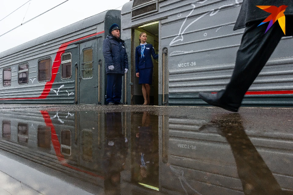 Поезд 21. Сход пассажирского поезда. Вагон поезда. Пассажиры в поезде. Вагон электрички.