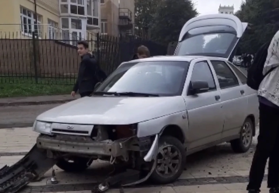 Автомобиль «Лада» врезался в бордюр смотровой площадки в Смоленске. Фото: «Подслушано Смоленск», Дарья Шараева.