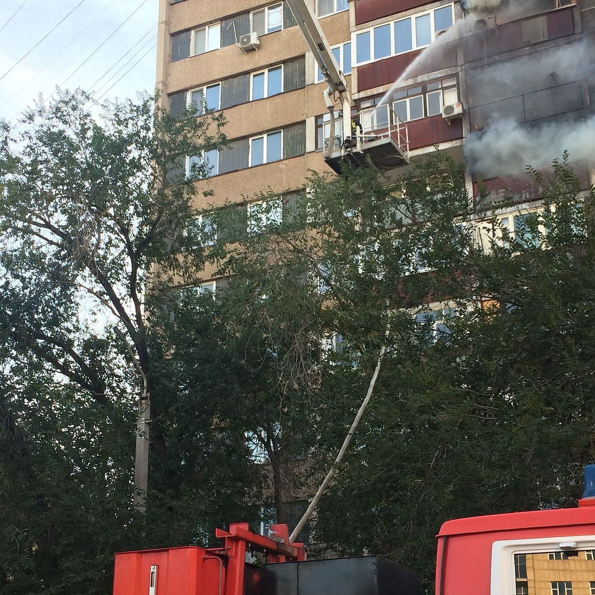 В Оренбурге на улице Чкалова загорелся балкон в жилом 16-этажном доме -  KP.RU