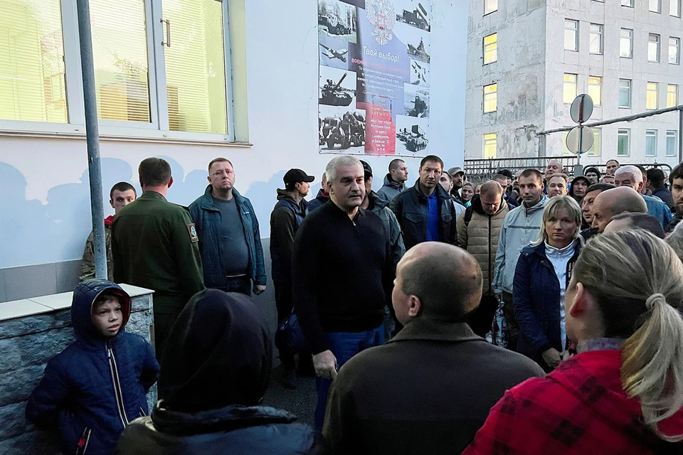 Aksyonov met with the mobilized residents of the Crimea, as well as their relatives at the assembly point in Simferopol, thanking all those who arrived for their civil position