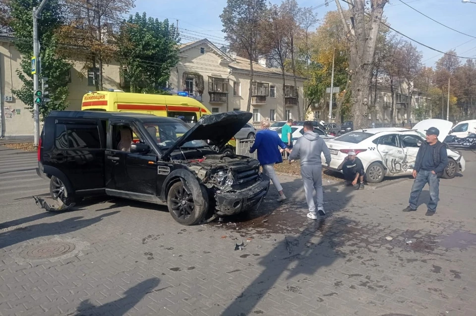 Двух человек доставили в больницу. Фото: ГИБДД Екатеринбурга