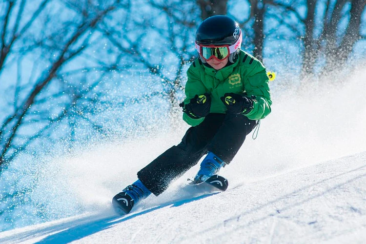 Для высоких склонов и спокойного катания: выбираем лыжи для детей