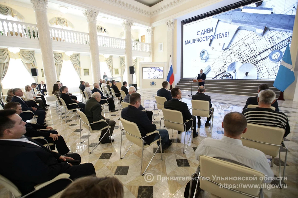 Губернатор Ульяновской области вручил награды лучшим сотрудникам машиностроительной отрасли