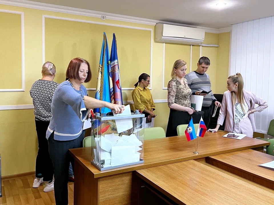 Голосование на референдуме в Луганске на месте работы граждан