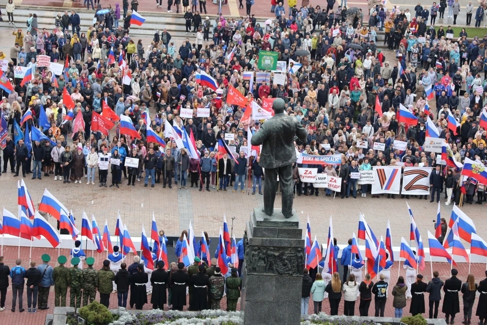 На площади Ленина собралось несколько тысяч человек. Фото: пресс-служба правительства Орловской области