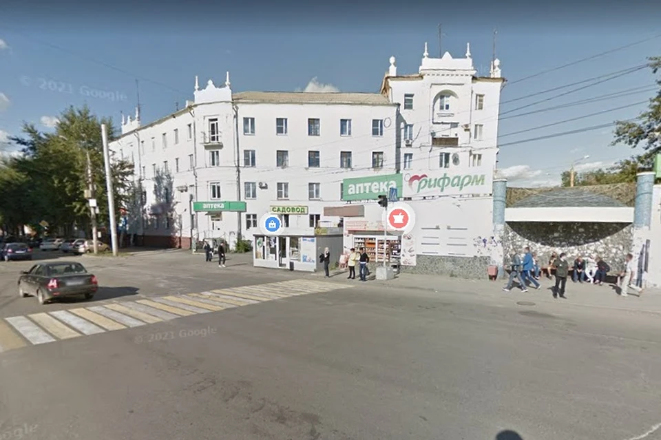 Водитель высадил троих пассажиров на остановке. Фото: google.com/maps