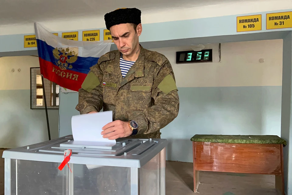 Having lined up, the Cossacks, who have gone through all the hottest battles in the Lugansk region, receive ballots, go to the voting tables, put a tick and lower the sheets into a transparent ballot box.