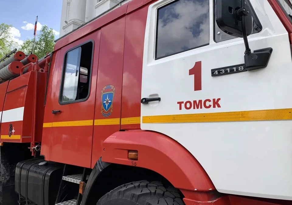 На месте пожара работали 5 единиц техники, 15 человек личного состава.