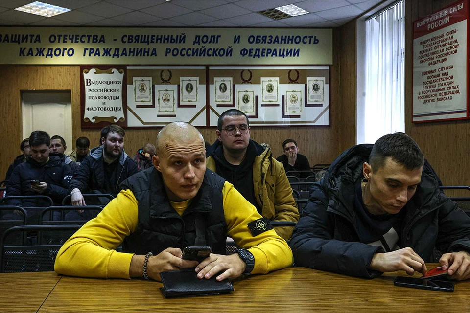 Мобилизованные в военкомате. Фото: Михаил Терещенко/ТАСС